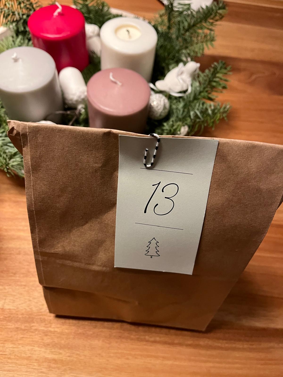 Eine nummerierte Adventskalendertüte der Fleischerei Nier